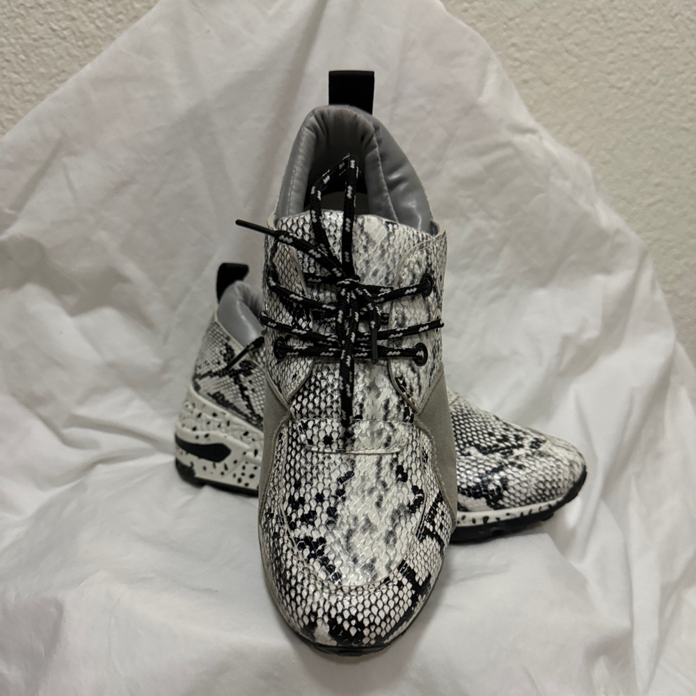 Top Moda. 7 1/2m. Snake print platform tennis shoes